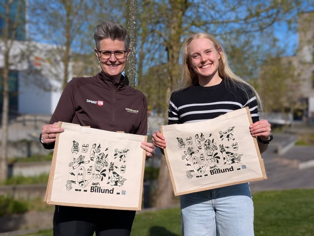 Anne Hansen og bestyrelsesmedlem Vivi Stoklund fra Sport 24 Billund med Shop i Billunds nye shoppingtaske
